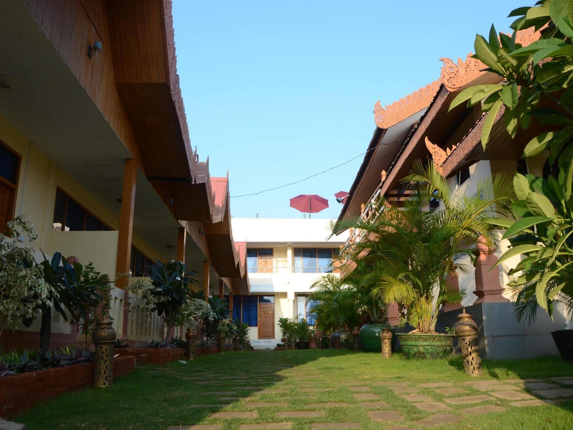 Manisanda Hotel Баган Экстерьер фото